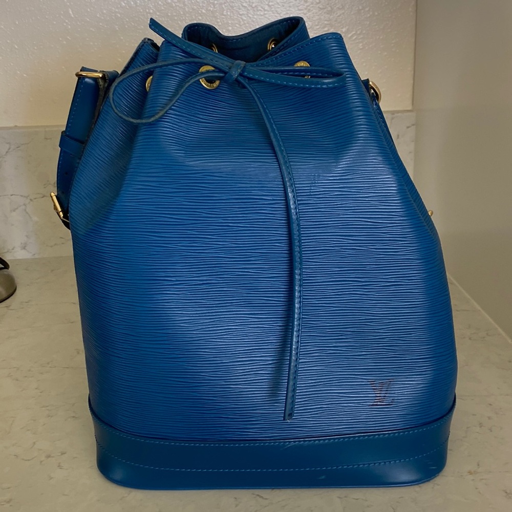 Louis Vuitton Noe Epi Leather Blue Bucket Drawstring Bag. Original made in USA.